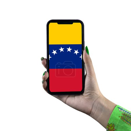 Téléchargez les photos : Venezuela Affichage du drapeau dans un smartphone tenu par une jeune femme asiatique ou la main d'une femme. Patriotisme avec affichage moderne de technologie de téléphone portable. Isolé sur fond blanc. - en image libre de droit