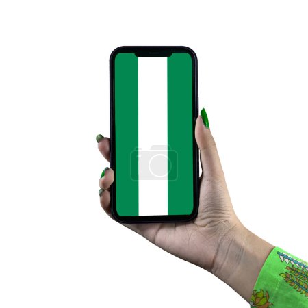 Téléchargez les photos : Nigeria Affichage du drapeau dans un smartphone tenu par une jeune femme asiatique ou la main d'une femme. Patriotisme avec affichage moderne de technologie de téléphone portable. Isolé sur fond blanc. - en image libre de droit