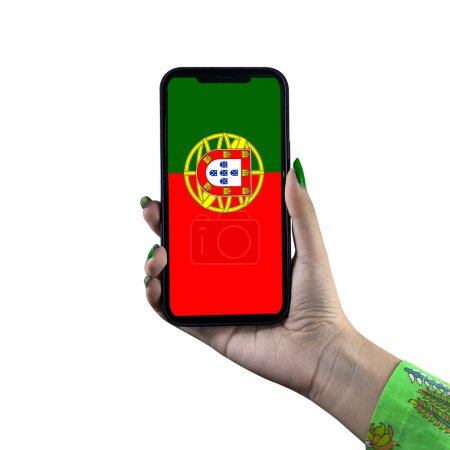 Téléchargez les photos : Portugal Affichage du drapeau dans un smartphone tenu par une jeune femme asiatique ou la main d'une femme. Patriotisme avec affichage moderne de technologie de téléphone portable. Isolé sur fond blanc. - en image libre de droit