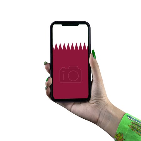 Téléchargez les photos : Qatar Affichage du drapeau dans un smartphone tenu par une jeune femme asiatique ou la main d'une femme. Patriotisme avec affichage moderne de technologie de téléphone portable. Isolé sur fond blanc. - en image libre de droit