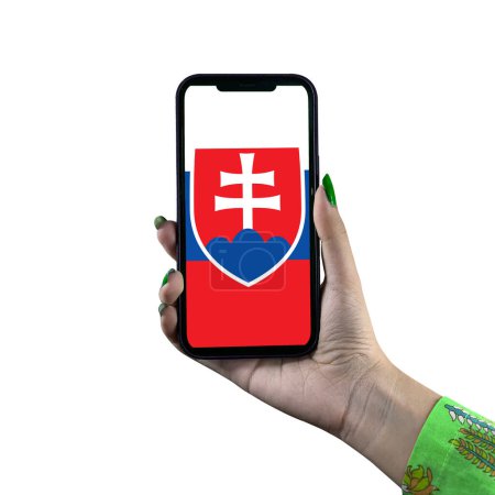 Foto de Exhibición de la bandera de Eslovaquia en un teléfono inteligente sostenido por la mano de una joven mujer o mujer asiática. Patriotismo con pantalla moderna de tecnología de teléfonos celulares. Aislado sobre un fondo blanco. - Imagen libre de derechos