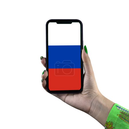 Téléchargez les photos : Affichage du drapeau russe dans un smartphone tenu par une jeune femme asiatique ou la main d'une femme. Patriotisme avec affichage moderne de technologie de téléphone portable. Isolé sur fond blanc. - en image libre de droit