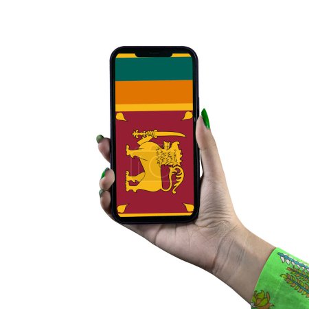 Foto de La bandera de Sri Lanka se muestra en un teléfono inteligente en poder de una joven mujer o mujer asiática. Aislado sobre un fondo blanco. Patriotismo con pantalla moderna de tecnología de teléfonos celulares. - Imagen libre de derechos