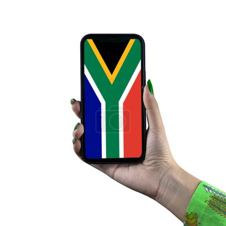Téléchargez les photos : Le drapeau sud-africain est affiché sur un smartphone tenu par une jeune femme asiatique ou la main d'une femme. Isolé sur fond blanc. Patriotisme avec affichage moderne de technologie de téléphone portable. - en image libre de droit