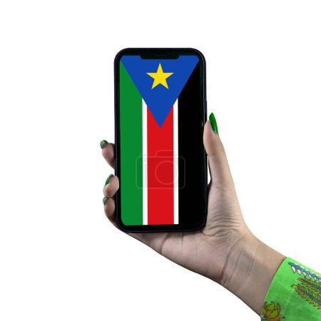 Foto de Bandera de Sudán del Sur en un smartphone sostenido por una joven mujer o mujer asiática. Patriotismo con pantalla moderna de tecnología de teléfonos celulares. Aislado sobre un fondo blanco. - Imagen libre de derechos