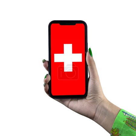 Foto de La bandera de Suiza se muestra en un teléfono inteligente en poder de una joven mujer o mujer asiática. Aislado sobre un fondo blanco. Patriotismo con pantalla moderna de tecnología de teléfonos celulares. - Imagen libre de derechos