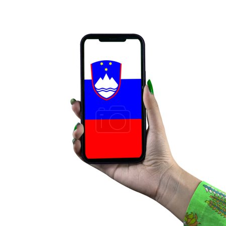 Foto de La bandera de Eslovenia se muestra en un teléfono inteligente en poder de una joven mujer o mujer asiática. Aislado sobre un fondo blanco. Patriotismo con pantalla moderna de tecnología de teléfonos celulares. - Imagen libre de derechos