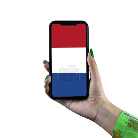 Foto de La bandera de los Países Bajos se muestra en un teléfono inteligente en poder de una joven mujer o mujer asiática. Aislado sobre un fondo blanco. Patriotismo con pantalla moderna de tecnología de teléfonos celulares. - Imagen libre de derechos