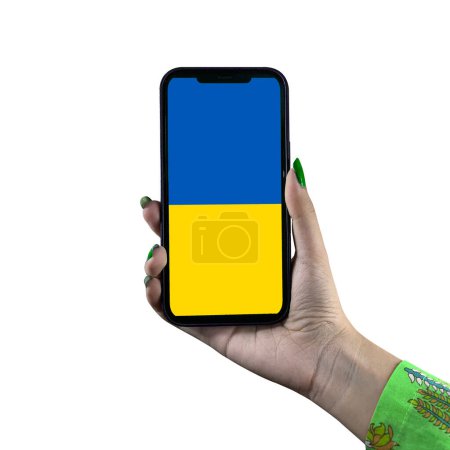 Foto de La bandera de Ucrania se muestra en un teléfono inteligente en poder de una joven mujer o mujer asiática. Aislado sobre un fondo blanco. Patriotismo con pantalla moderna de tecnología de teléfonos celulares. - Imagen libre de derechos