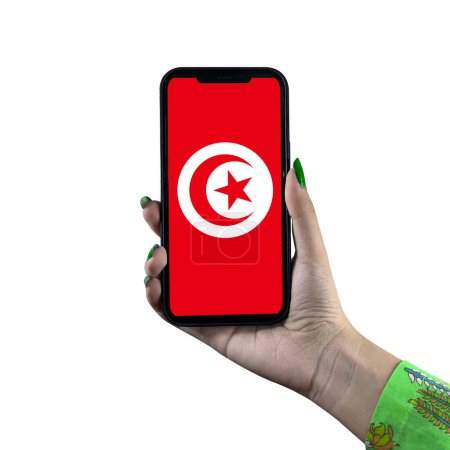 Foto de La bandera de Túnez se muestra en un teléfono inteligente en poder de una joven mujer o mujer asiática. Aislado sobre un fondo blanco. Patriotismo con pantalla moderna de tecnología de teléfonos celulares. - Imagen libre de derechos