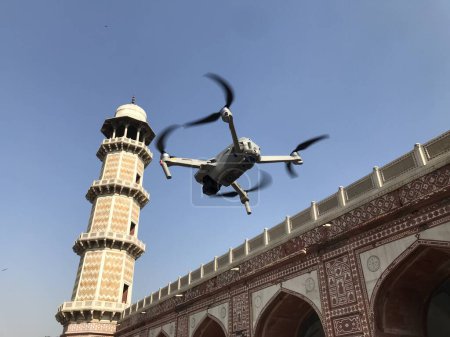 Foto de La antigua mezquita de la ciudad, dron volando por - Imagen libre de derechos