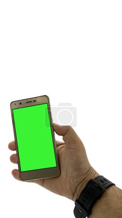 Foto de Sosteniendo un teléfono inteligente con una pantalla verde. Plantilla de burla. Móvil en mano. Aislado sobre un fondo blanco. - Imagen libre de derechos