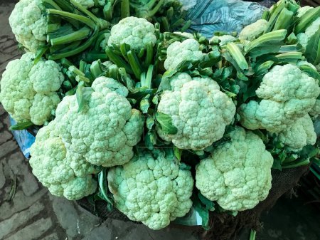 Téléchargez les photos : Légumes crus de chou-fleur. GOBHI en hindi. - en image libre de droit