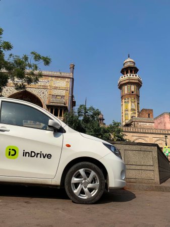 Téléchargez les photos : Taxi InDrive ou taxi attendant le cavalier en face de la mosquée Wazir Khan. 3 octobre 2023 - en image libre de droit