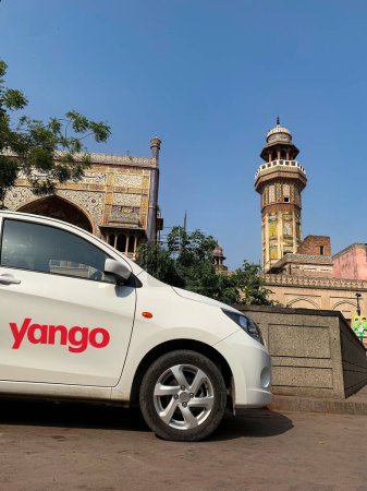 Téléchargez les photos : Un taxi Yango ou un taxi attend le cavalier devant la mosquée Wazir Khan. 3 octobre 2023 - en image libre de droit