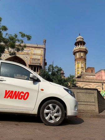 Téléchargez les photos : Taxi YANGO ou taxi attendant le cavalier en face de la mosquée Wazir Khan. 3 octobre 2023 - en image libre de droit