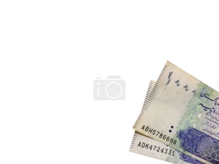 Foto de Billetes de banco de divisas paquistaníes. Aislado sobre un fondo blanco. Copiar espacio. - Imagen libre de derechos