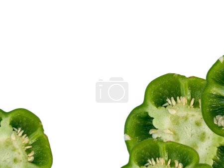 Téléchargez les photos : Vue du dessus du capsicum Coupe de chili vert asiatique isolée sur fond blanc. 'Shimla Mirch Sabzi 'en hindi. - en image libre de droit
