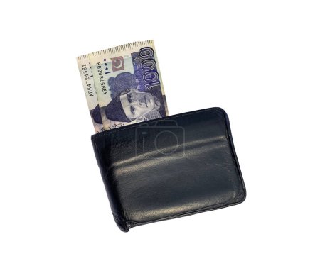 Téléchargez les photos : Vue du dessus du portefeuille en cuir noir avec mille billets de banque en monnaie pakistanaise. Isolé sur fond blanc. 14 février 2024. - en image libre de droit