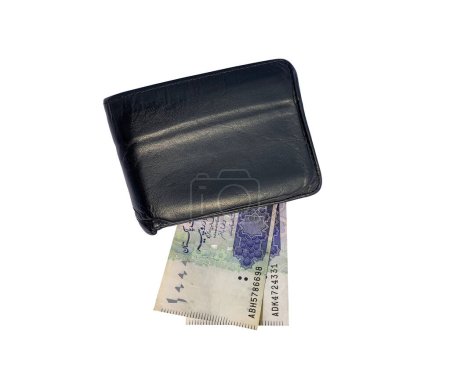Téléchargez les photos : Vue du dessus du portefeuille en cuir noir avec mille billets de banque en monnaie pakistanaise. Isolé sur fond blanc. 14 février 2024. - en image libre de droit