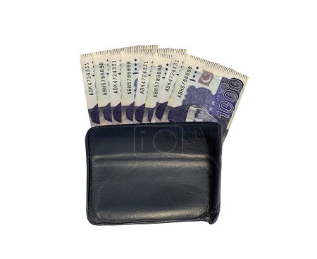 Foto de Vista superior de la billetera de cuero negro con mil billetes de banco paquistaníes. Aislado sobre un fondo blanco. 14 febrero 2024. - Imagen libre de derechos