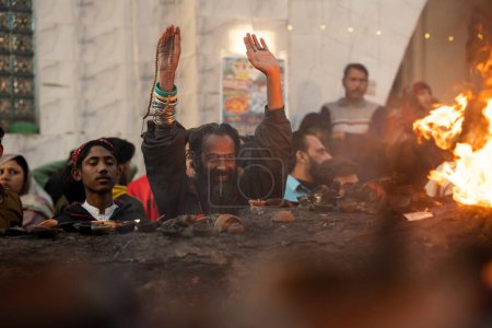 Foto de Malang bailando frente al fuego. URS Hazrat Madhu Lal Hussain. 02 de marzo de 2024 - Imagen libre de derechos