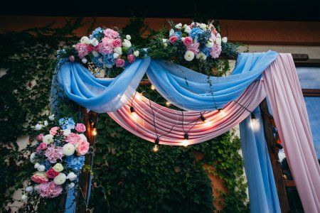 Téléchargez les photos : Arc de mariage en couleurs rose et bleu avec des fleurs fraîches. Image créative pour votre design ou illustrations. - en image libre de droit