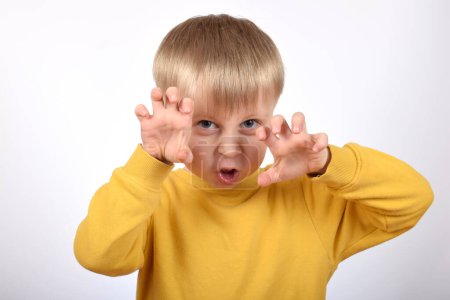 Téléchargez les photos : Garçon en colère enfant regardant directement dans la caméra - en image libre de droit