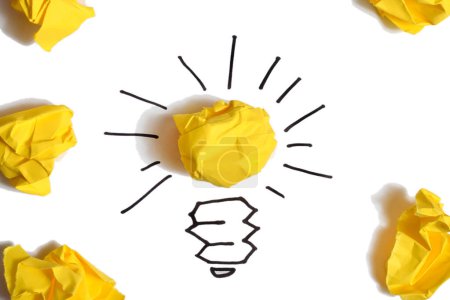 concept ampoule en papier froissé métaphore pour une bonne idée