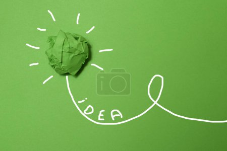 Téléchargez les photos : Ampoule en papier froissé vert sur fond vert, Responsabilité sociale des entreprises. concepts d'entreprise et d'environnement respectueux de l'environnement - en image libre de droit