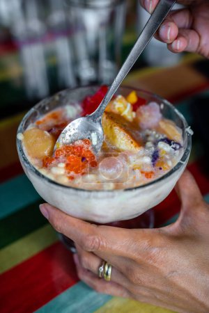 Téléchargez les photos : Halo-halo est une boisson philippine colorée de glace concassée et des mélanges de haricots, gelée, lait et beaucoup plus. - en image libre de droit