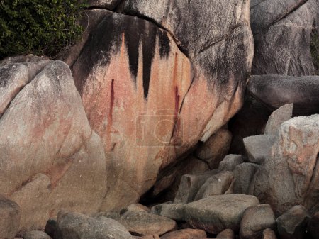 Téléchargez les photos : Majestic Marvels : Massive Boulders sur la plage de Tropical Island - en image libre de droit