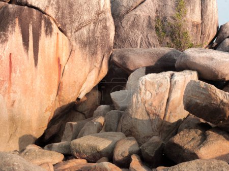 Téléchargez les photos : Majestic Marvels : Massive Boulders sur la plage de Tropical Island - en image libre de droit