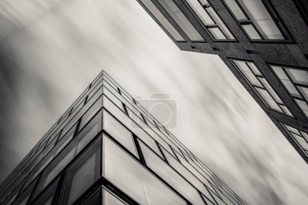 Téléchargez les photos : Les fenêtres d'un immeuble moderne pour bureaux. Architecture des bâtiments d'affaires. Noir et blanc
. - en image libre de droit
