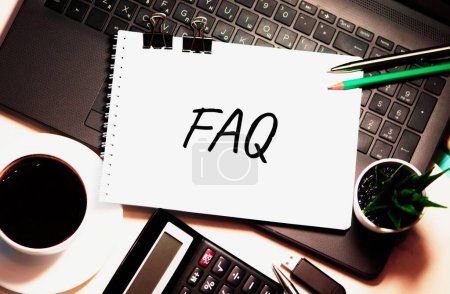 Foto de La palabra FAQ está escrita en papel blanco - Imagen libre de derechos