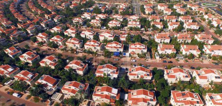 Foto de Vista panorámica de Arizona. Techos rojos de casas desiertas. Disparo aéreo. - Imagen libre de derechos
