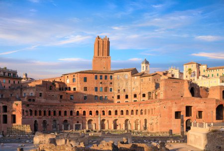 Téléchargez les photos : Vue du marché de Trajan (Mercati Traianei) depuis la Via dei Fori Imperiali à Rome, Italie. - en image libre de droit