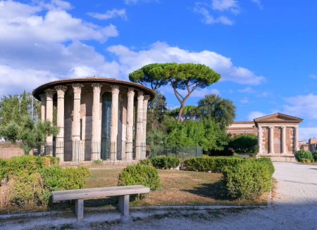 Foto de Vista urbana de Roma: el templo circular de Ercules Victor cerca del pequeño templo rectangular de Portunus en el Foro Boarium, Italia. - Imagen libre de derechos