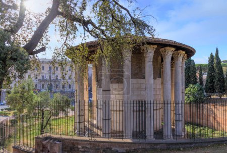 Foto de Vista urbana de Roma: el Templo circular de Ercules Victor en el Foro Boarium, Italia. - Imagen libre de derechos