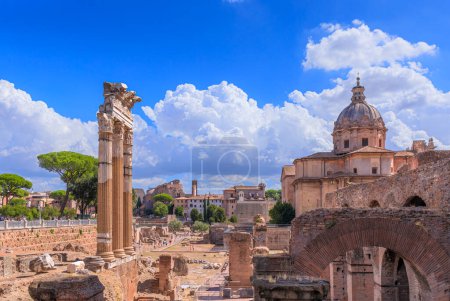Téléchargez les photos : Ruines romaines antiques du Forum de César à Rome, Italie. - en image libre de droit