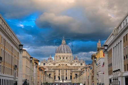 Foto de Vista de la Basílica de San Pedro en Roma desde la Via della Conciliazione, Italia. - Imagen libre de derechos