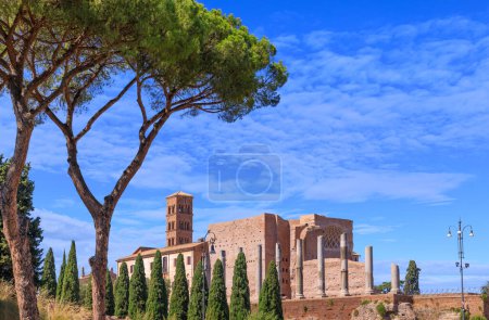 Téléchargez les photos : Vue urbaine de Rome, Italie : le temple de Vénus et Rome sur la colline de Vélian. - en image libre de droit