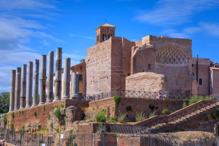 Téléchargez les photos : Vue urbaine de Rome, Italie : le temple de Vénus et Rome sur la colline de Vélian. - en image libre de droit