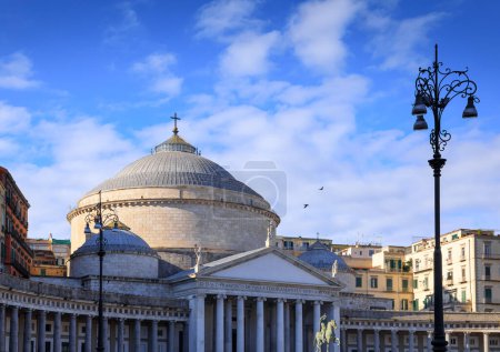 Téléchargez les photos : Plebiscite Place, the symbol of the city of Naples: the Royal Pontifical Basilica of Saint Francis of Paola. - en image libre de droit