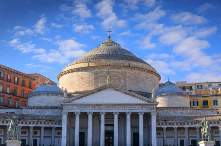 Téléchargez les photos : Plebiscite Square, the symbol of the city of Naples: the Royal Pontifical Basilica of Saint Francis of Paola. - en image libre de droit
