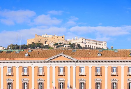 Téléchargez les photos : Urban view of Naples from Plebiscite Square , Italy: in the background Castel Sant'Elmo and the Certosa di San Martino ("Charterhouse of St. Martin"). - en image libre de droit