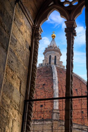 Foto de Catedral de Santa Maria del Fiore en Florencia, Italia: detalle de la cúpula de Brunelleschi visto desde la ventana del campanario de Giotto. - Imagen libre de derechos