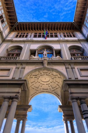 Téléchargez les photos : Galerie des Offices à Florence, Italie : vue sur la cour intérieure étroite entre les deux ailes du palais. - en image libre de droit