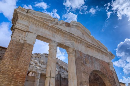 Foto de Las ruinas de Porticus Octaviae en el corazón de Roma, Italia. - Imagen libre de derechos
