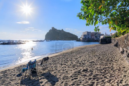 Téléchargez les photos : Détendez-vous sur la plage de l'île d'Ischia, Italie. - en image libre de droit